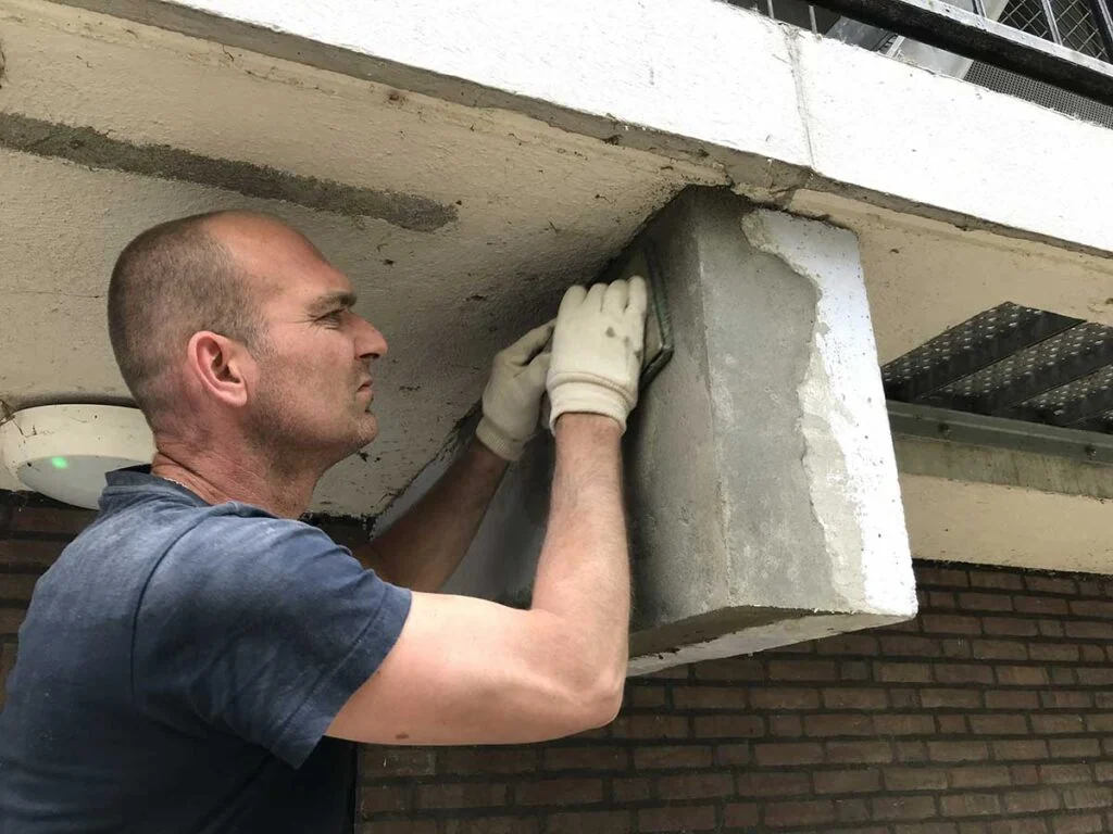 Werkzaamheden aan een betonnen onderdeel